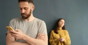 Pareja mostrando cómo vivimos Desconectados en un mundo hiperconectado